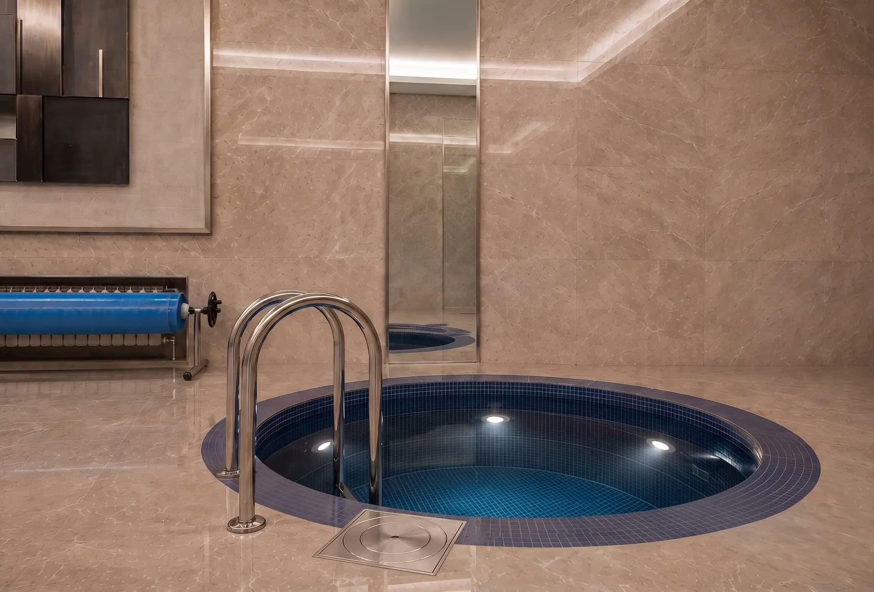Холодная купель в закрытой SPA-зоне частного дома